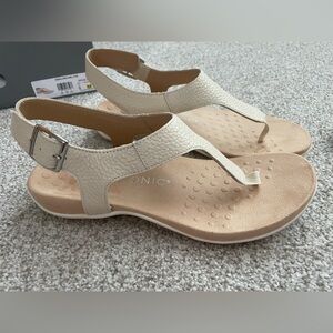 Vionic Terra women’s adjustable toe-post orthopedic sandals